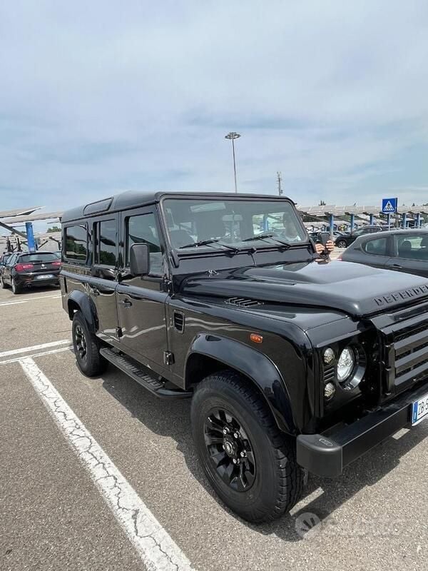 Nero Usata 2012 Land Rover Defender SUV | 38.000 € (Cara) - Immagine 1/4