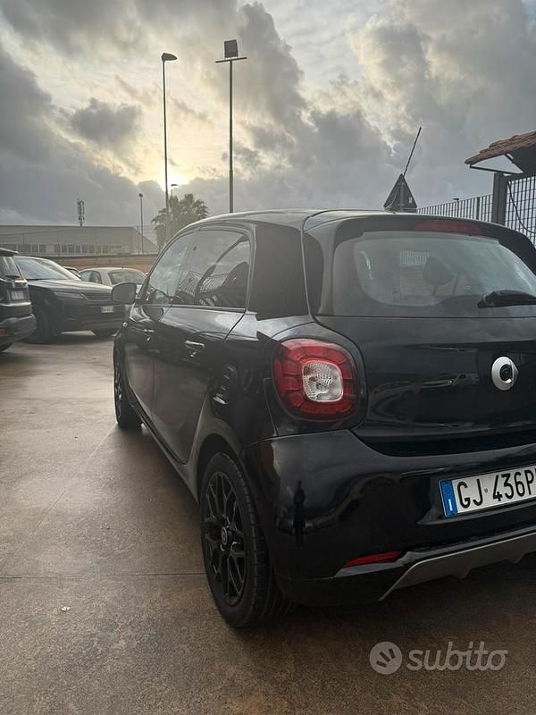 Usata Smart ForFour 90 CV (66 kW) 2019 Nero Utilitaria