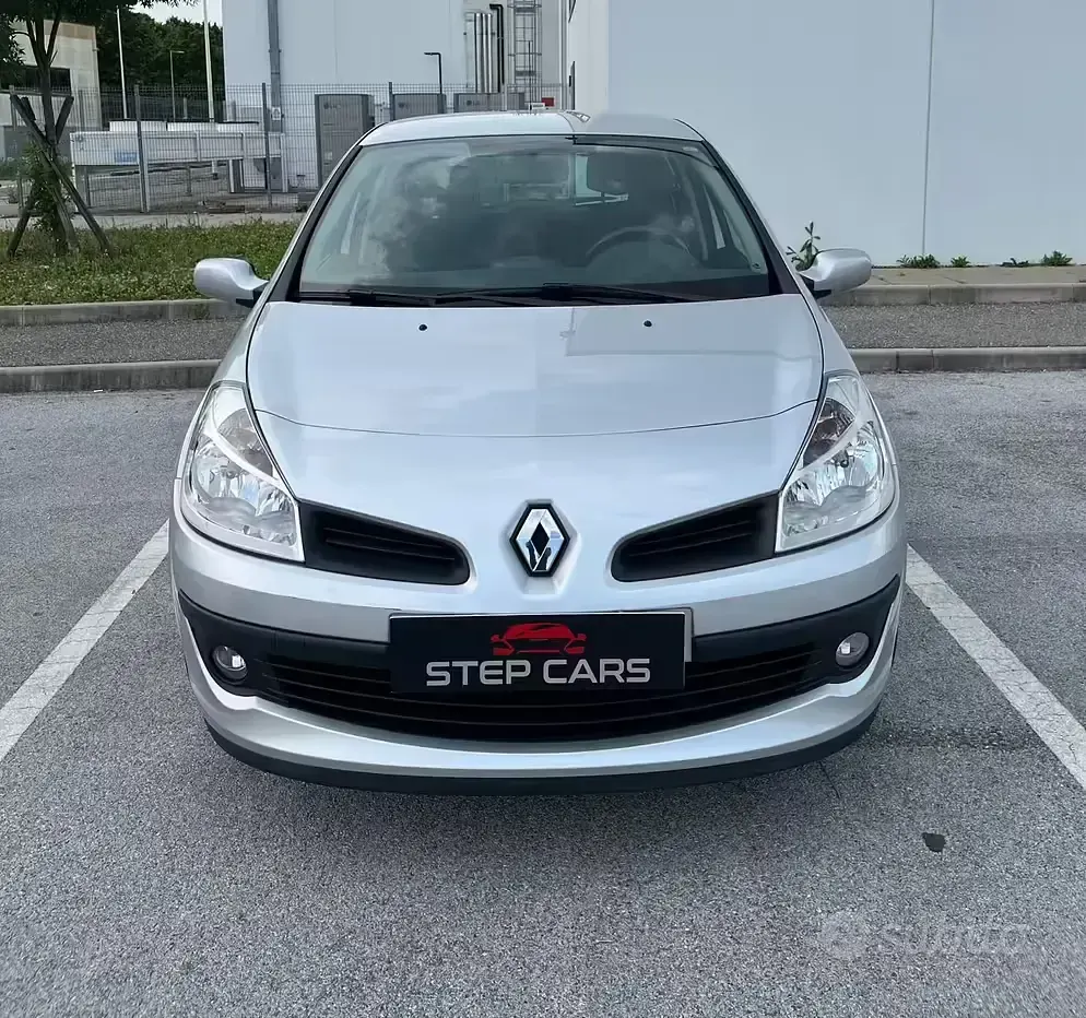 Usata Renault Clio II LE 75 CV (55 kW) 2007 Grigio Berlina