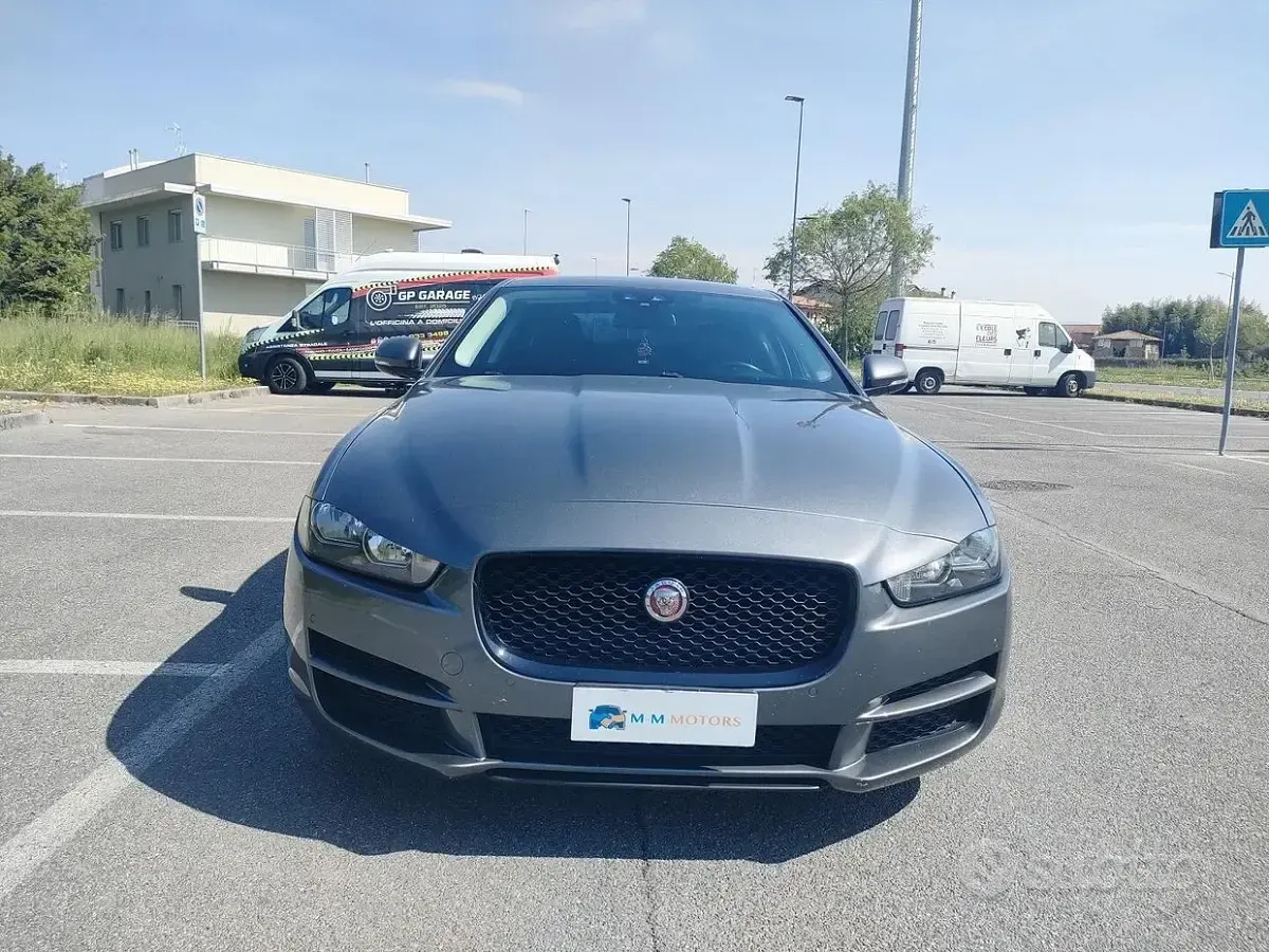 Usata Jaguar XE Business Edition 180 CV (132 kW) 2015 Grigio Berlina