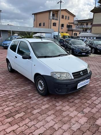 Usata Fiat Punto 69 CV (50 kW) 2005 Bianco pastello Utilitaria