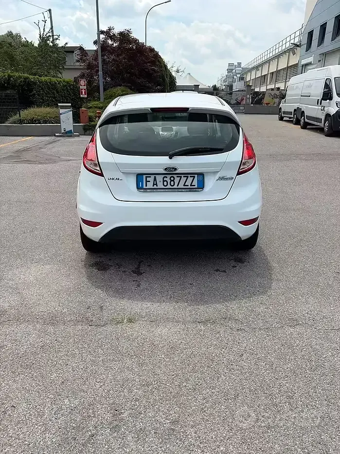 Usata Ford Fiesta 75 CV (55 kW) 2015 Bianco Utilitaria