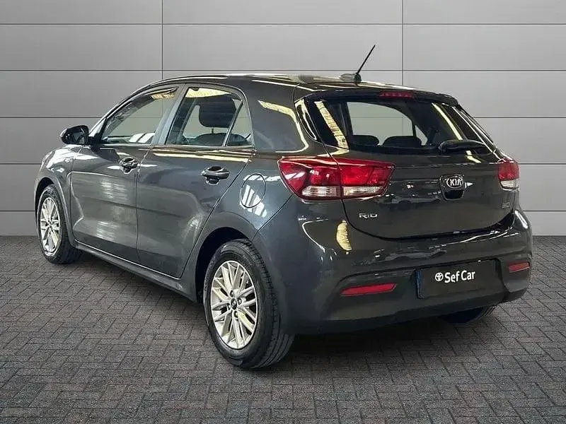 Usata Kia Rio 84 CV (61 kW) 2020 Grigio Berlina