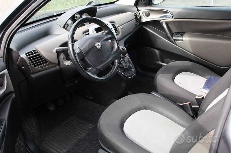 Usata Lancia Ypsilon 95 CV (69 kW) 2004 Grigio Utilitaria