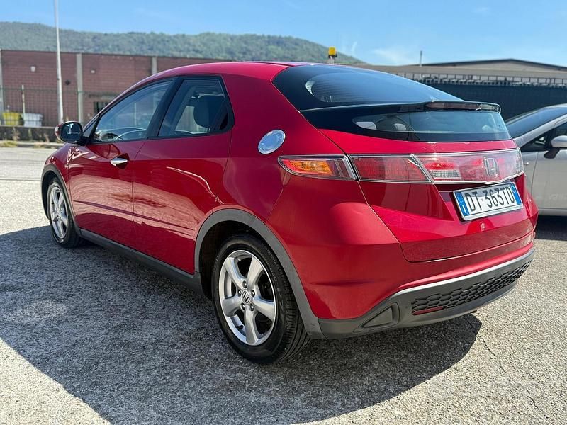 Usata Honda Civic 83 CV (61 kW) 2008 Rosso Berlina