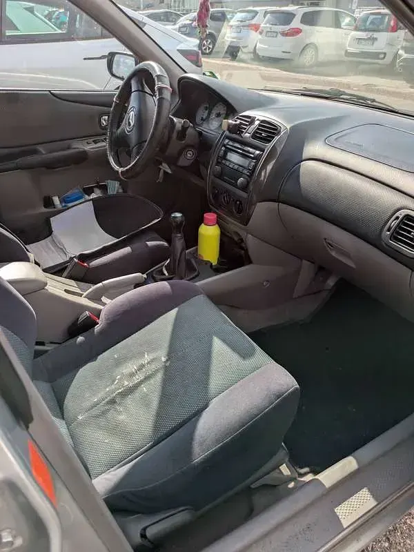 Usata Mazda 323F 101 CV (74 kW) 2003 Argento Berlina