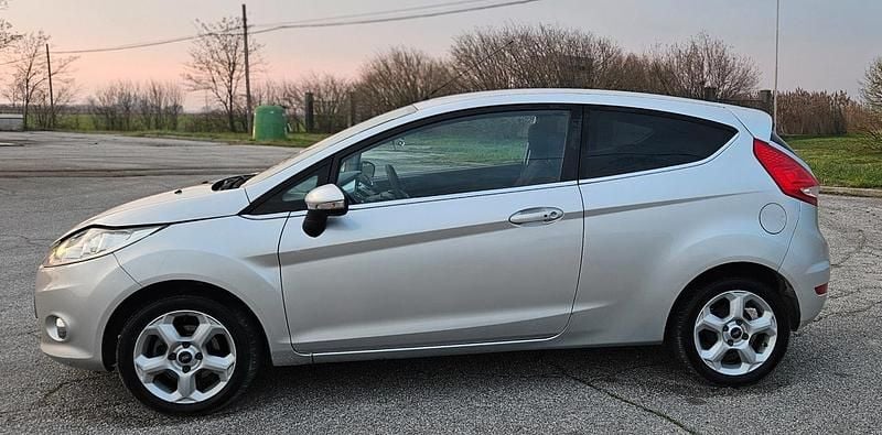 Usata Ford Fiesta 92 CV (67 kW) 2010 Argento Utilitaria