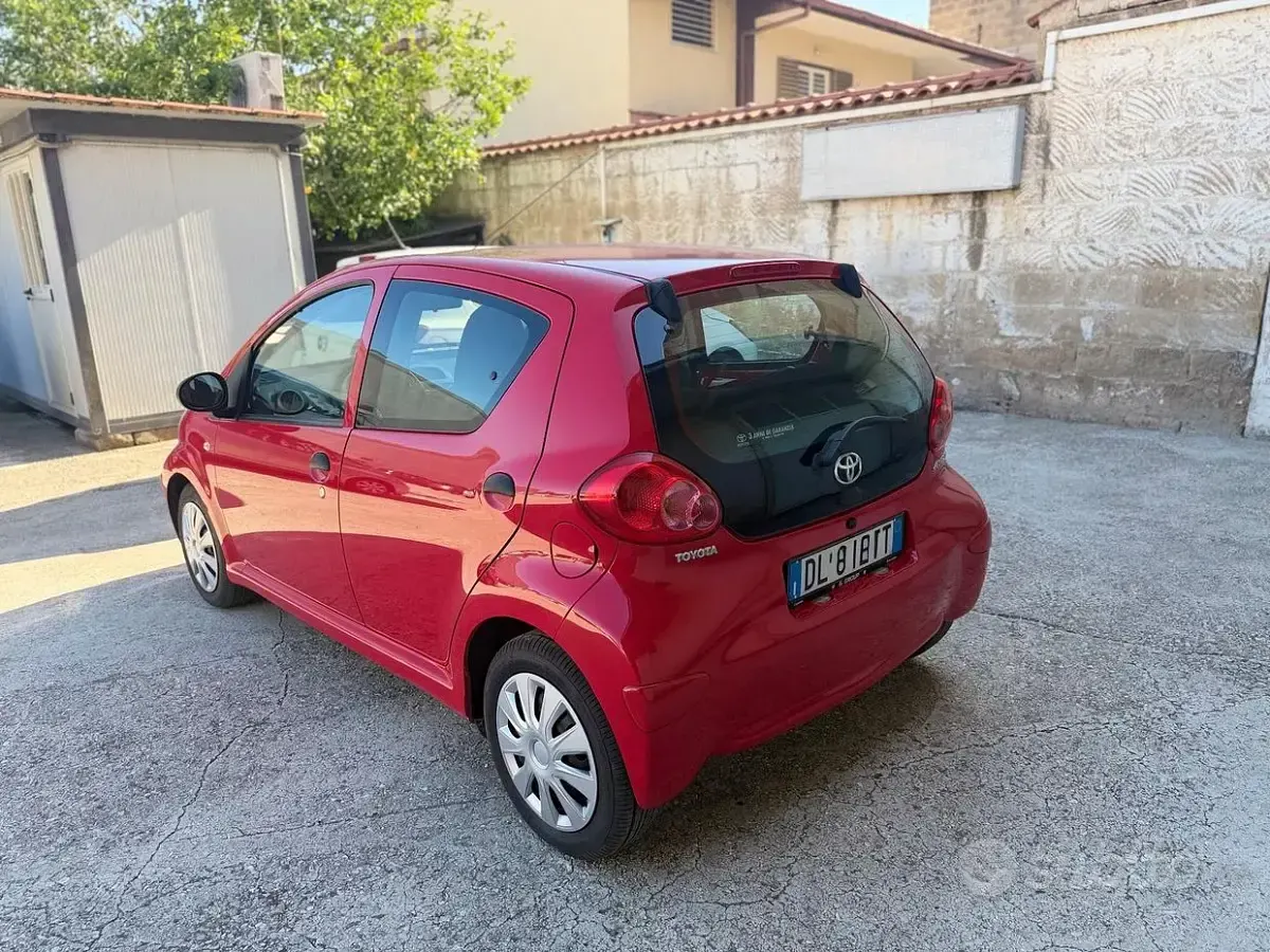 Usata Toyota Aygo 68 CV (50 kW) 2008 Rosso Utilitaria