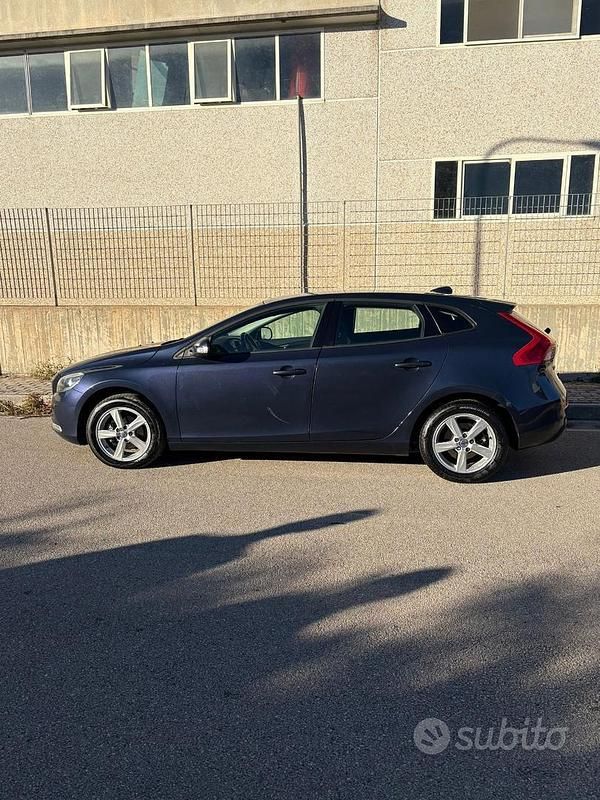 Usata Volvo V40 115 CV (84 kW) 2014 Blu Berlina