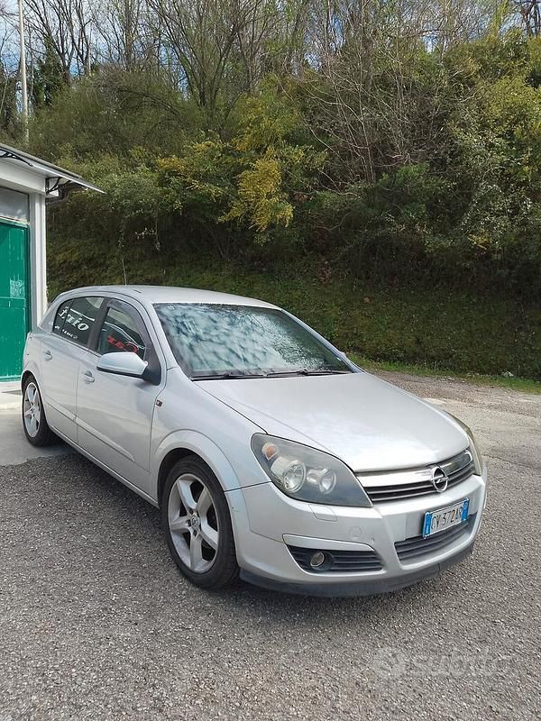 Usata Opel Astra Elegance 101 CV (74 kW) 2005 Grigio Berlina