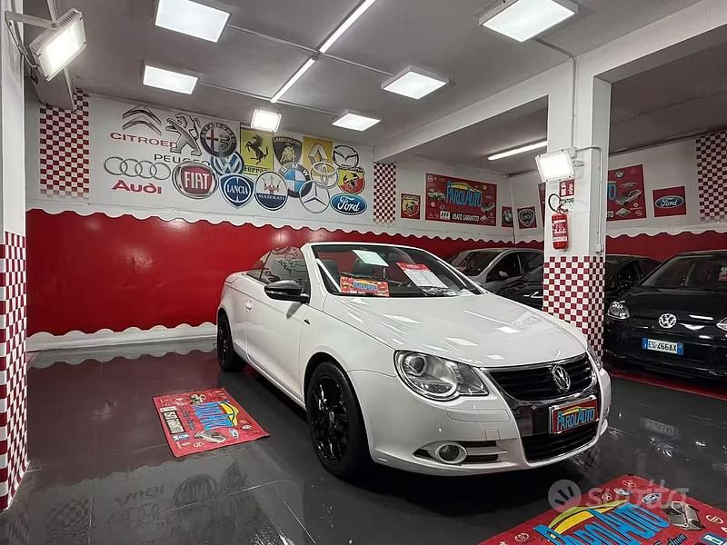 Usata VW Eos 140 CV (102 kW) 2009 Bianco Cabrio