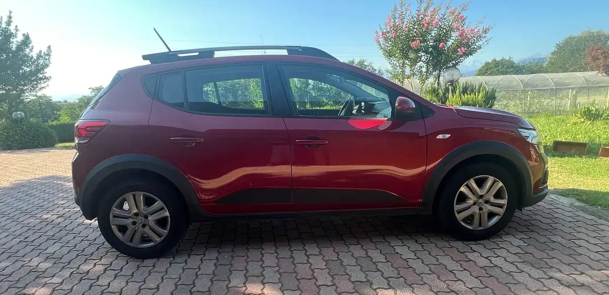 Usata Dacia Sandero Comfort 101 CV (74 kW) 2023 Rosso Berlina