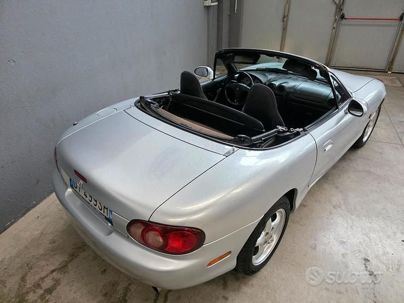 Usata Mazda MX5 110 CV (80 kW) 2002 Cabrio