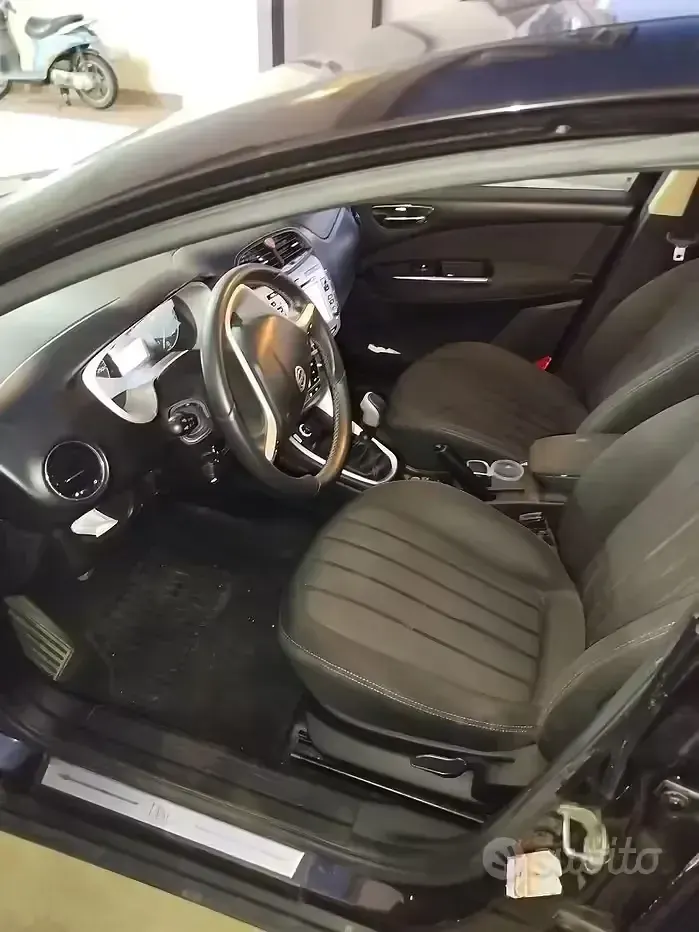 Usata Lancia Delta 130 CV (95 kW) 2013 Utilitaria