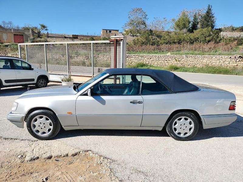 Usata Mercedes E200 136 CV (100 kW) 1994 Argento Cabrio