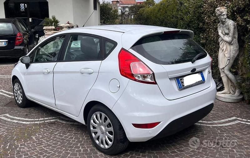 Usata Ford Fiesta Titanium 97 CV (71 kW) 2014 Bianco Utilitaria