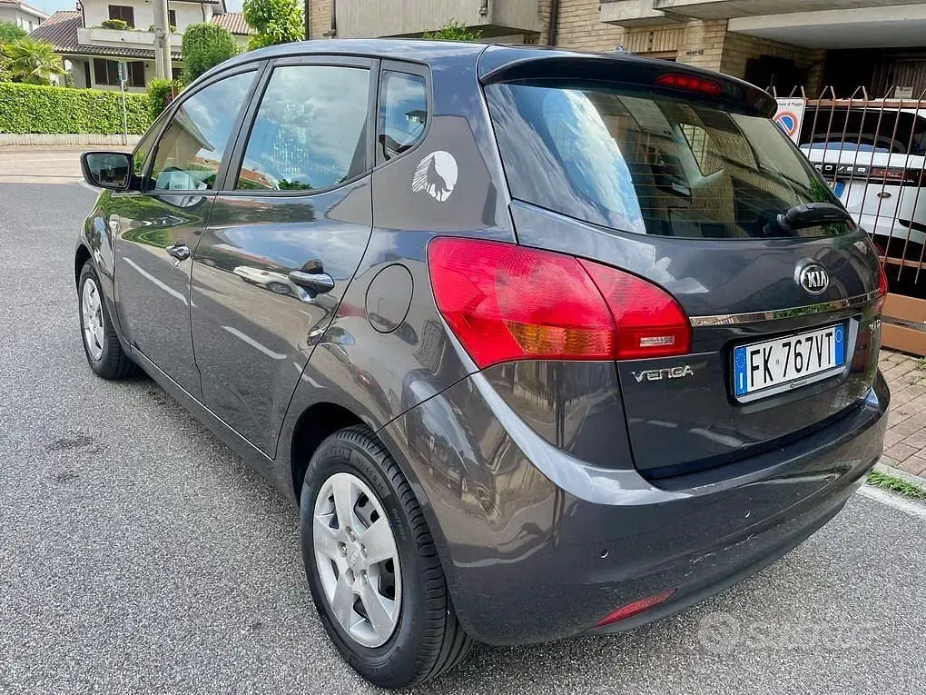 Usata Kia Venga 90 CV (66 kW) 2017 Grigio Utilitaria
