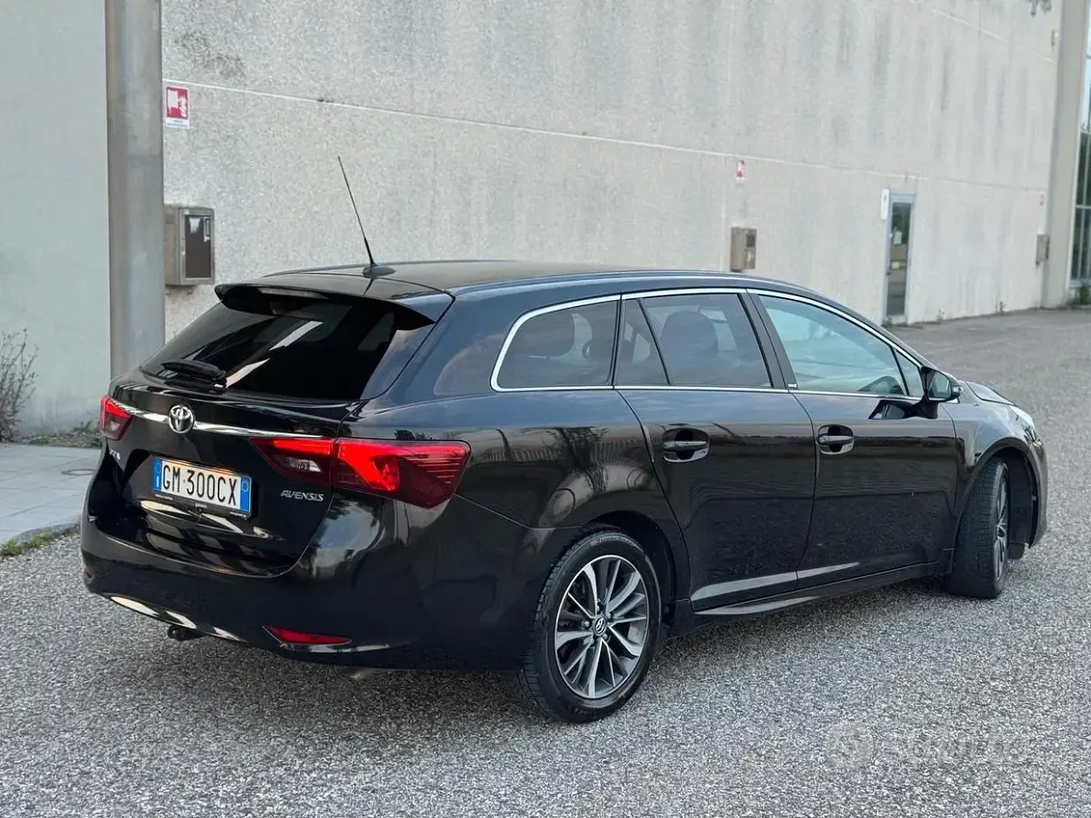 Usata Toyota Avensis Edition-S 143 CV (105 kW) 2016 Nero Station wagon