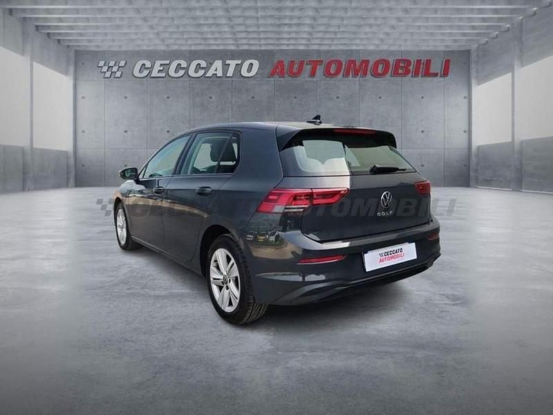 Usata VW Golf VIII Life 116 CV (85 kW) 2024 Grigio Berlina