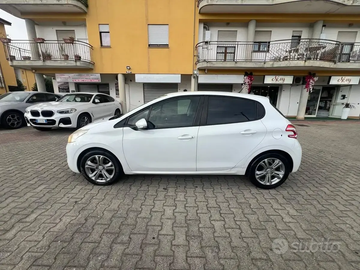 Usata Peugeot 208 Allure 68 CV (50 kW) 2015 Bianco Utilitaria
