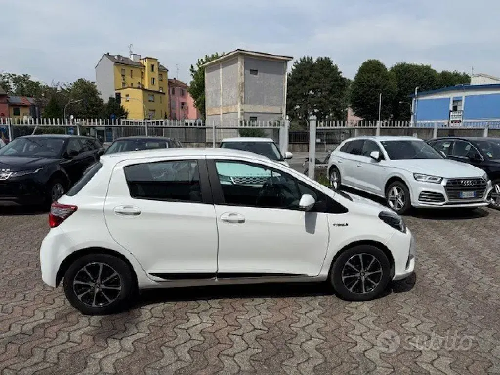 Usata Toyota Yaris Hybrid Active 73 CV (53 kW) 2018 Bianco Berlina
