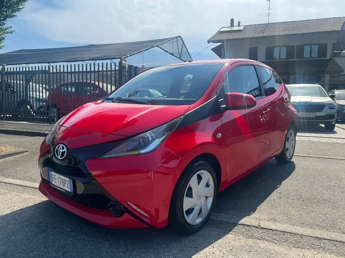 Usata Toyota Aygo X-clusiv 69 CV (50 kW) 2016 Rosso Utilitaria