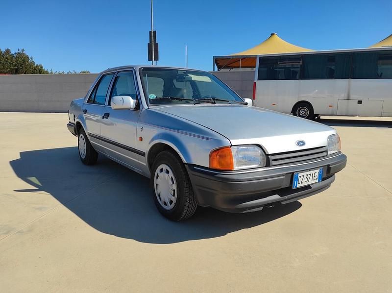 Usata Ford Orion 73 CV (53 kW) 1988 Argento Berlina
