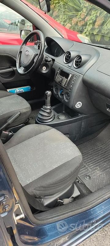 Usata Ford Fiesta 75 CV (55 kW) 2004 Utilitaria