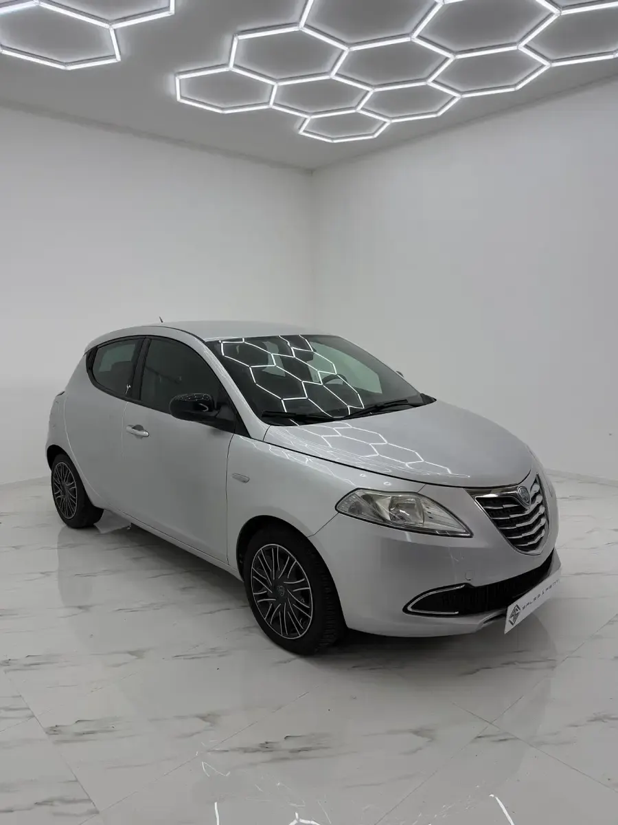 Usata Lancia Ypsilon Silver 85 CV (62 kW) 2014 Argento Utilitaria