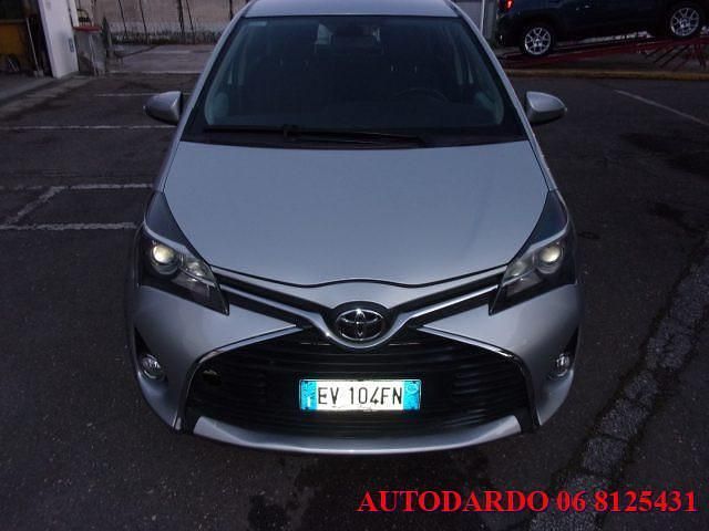 Usata Toyota Yaris Lounge 74 CV (54 kW) 2014 Argento Utilitaria