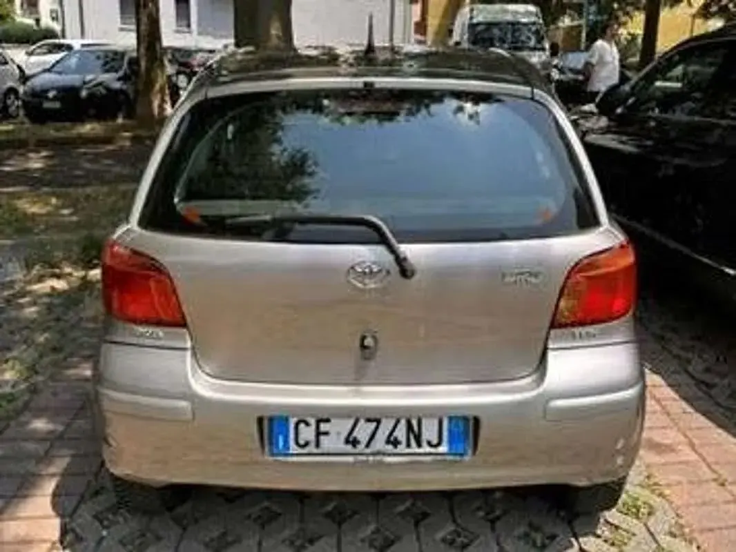 Usata Toyota Yaris 65 CV (47 kW) 2003 Grigio Utilitaria