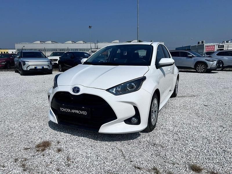 Super white Usata 2022 Toyota Yaris Active Tre volumi | 15.800 € (Buon prezzo) - Immagine 1/3