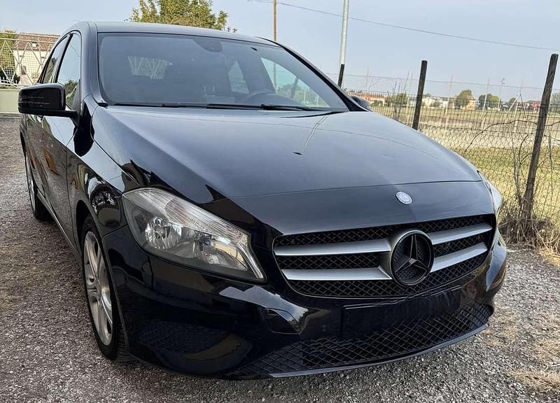 Nero Usata 2012 Mercedes A180 Tre volumi | 8300 € (Buon prezzo) - Immagine 1/4