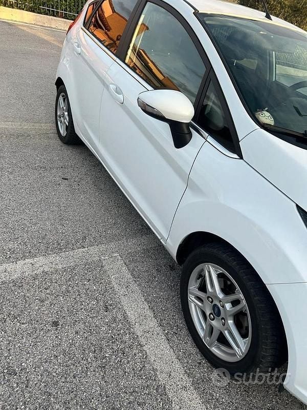 Usata Ford Fiesta Titanium 75 CV (55 kW) 2014 Bianco Utilitaria