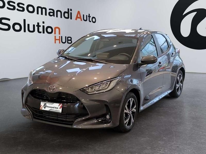 Grigio Nuova 2025 Toyota Yaris Hybrid Trend Tre volumi | 16.980 € (Super prezzo) - Immagine 1/4