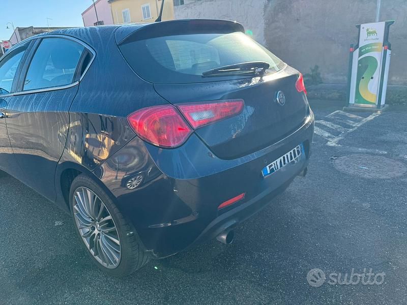 Blu Usata 2011 Alfa Romeo Giulietta Tre volumi | 7000 € (Cara) - Immagine 1/4