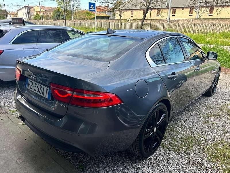 Usata Jaguar XE Portfolio 179 CV (131 kW) 2015 Grigio Berlina