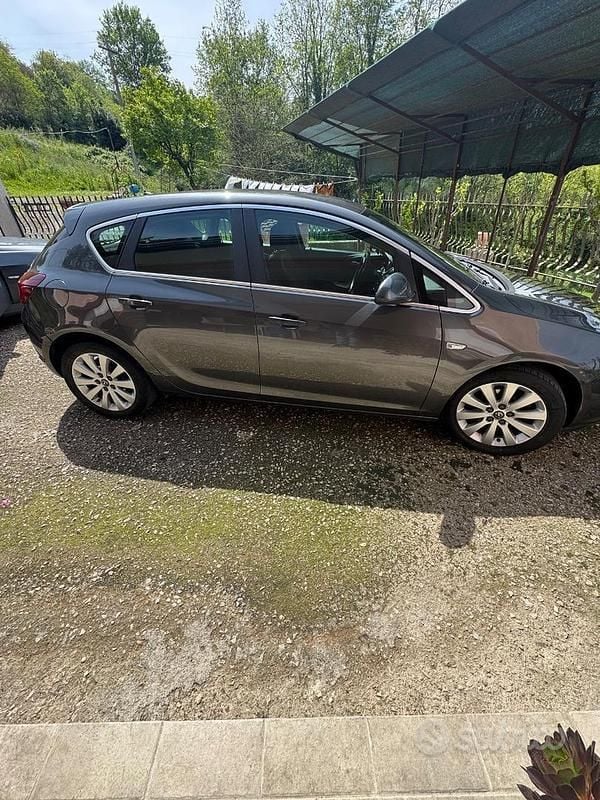 Usata Opel Astra 125 CV (91 kW) 2012 Grigio Berlina