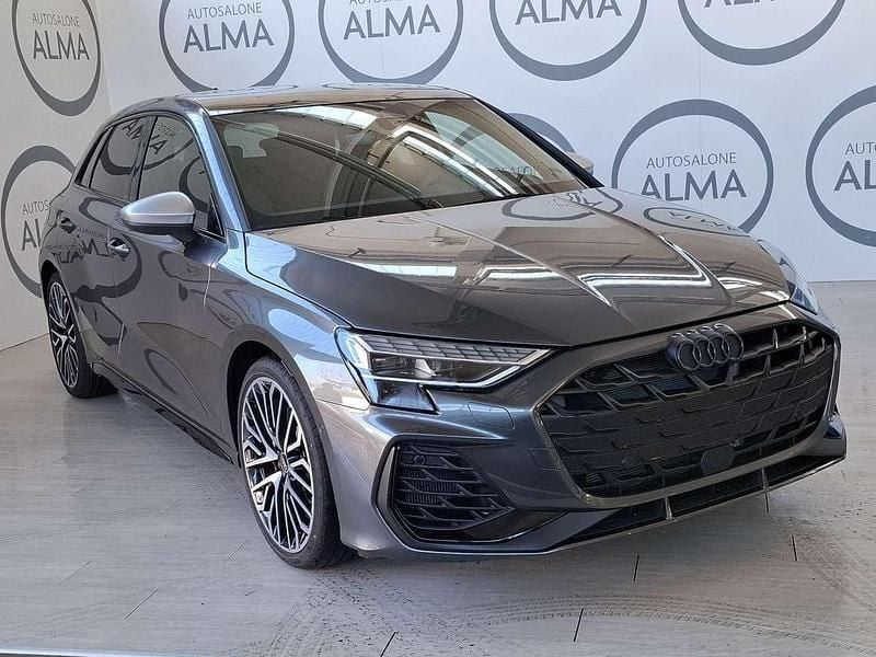 Grigio Nuova 2025 Audi S3 Ambiente Tre volumi | 53.900 € (Ottimo prezzo) - Immagine 1/4