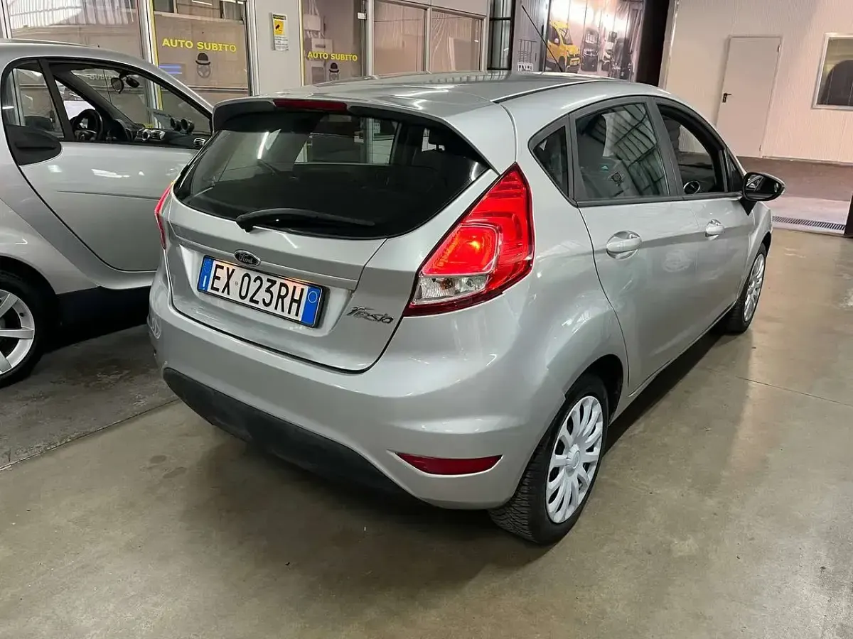 Usata Ford Fiesta 60 CV (44 kW) 2014 Argento Utilitaria