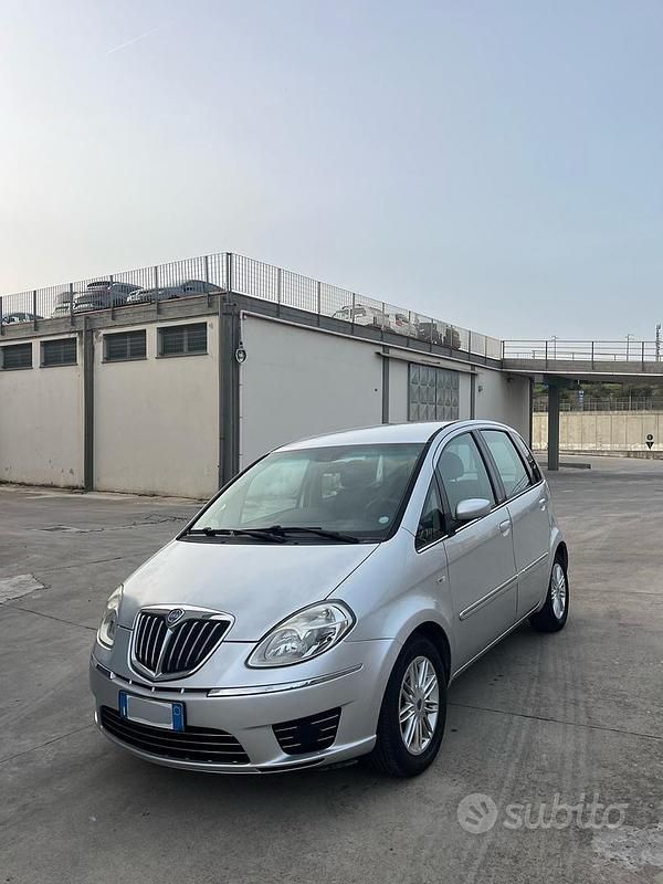 Usata Lancia Musa 70 CV (51 kW) 2008 Grigio Monovolume