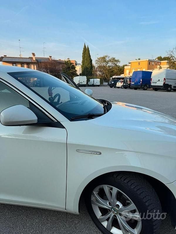 Usata Alfa Romeo Giulietta 105 CV (77 kW) 2013 Bianco Berlina