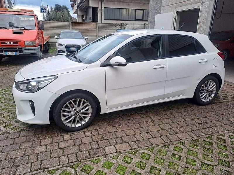 Usata Kia Rio 90 CV (66 kW) 2017 Bianco Berlina