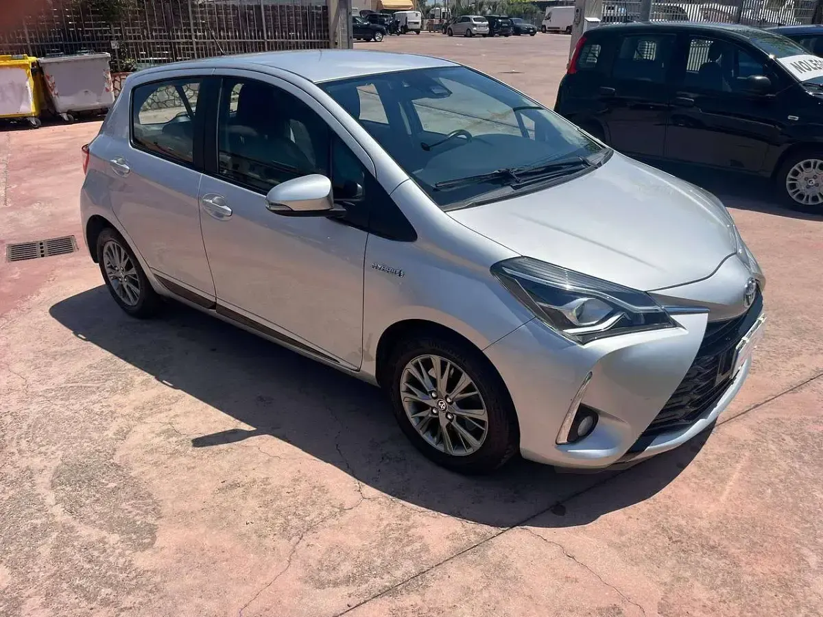 Usata Toyota Yaris Hybrid Active 73 CV (53 kW) 2017 Argento Berlina