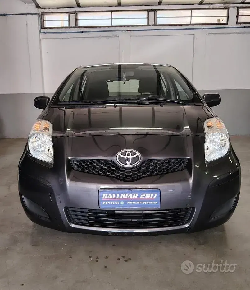 Usata Toyota Yaris 69 CV (50 kW) 2009 Grigio Utilitaria