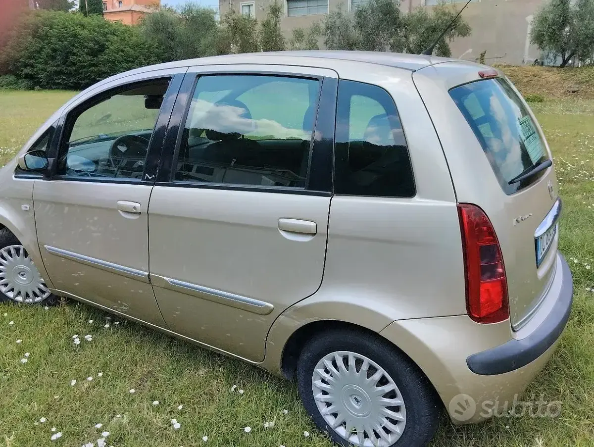 Usata Lancia Musa 95 CV (69 kW) 2006 Giallo Monovolume