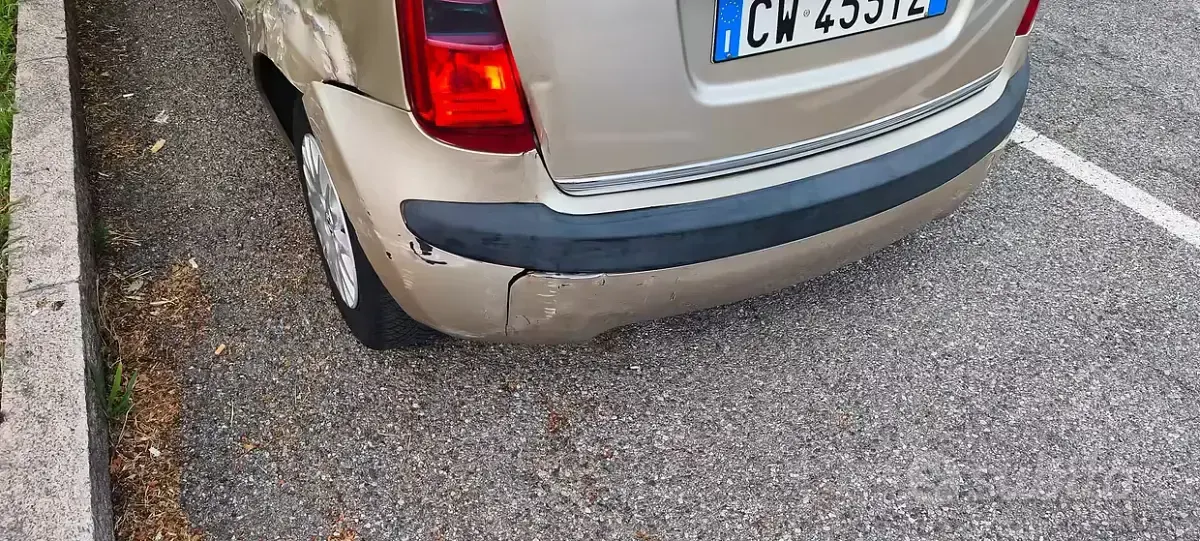 Usata Lancia Musa 90 CV (66 kW) 2005 Giallo Monovolume