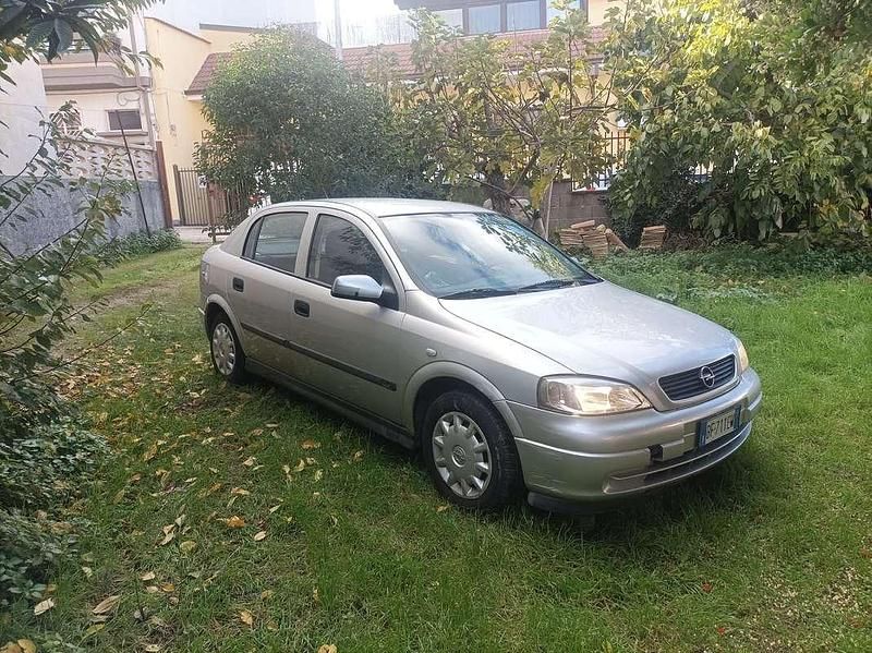 Usata Opel Astra Club 68 CV (50 kW) 1999 Argento