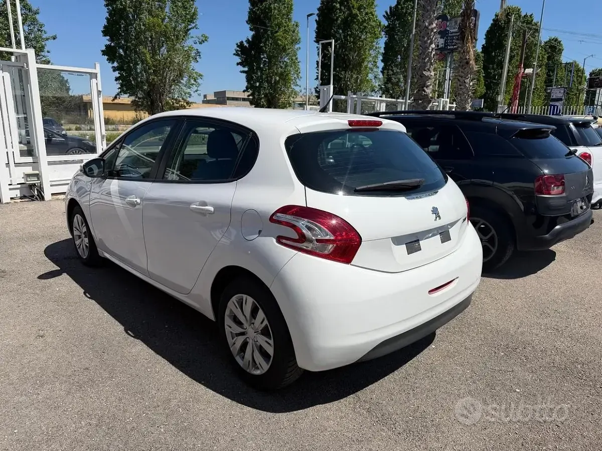 Usata Peugeot 208 68 CV (50 kW) 2014 Bianco Utilitaria