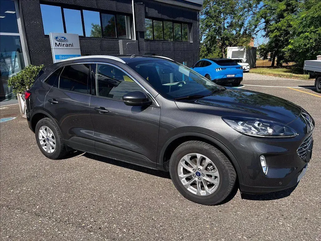 Usata Ford Kuga Titanium 150 CV (110 kW) 2023 Magnetic grey (metallizzato) SUV